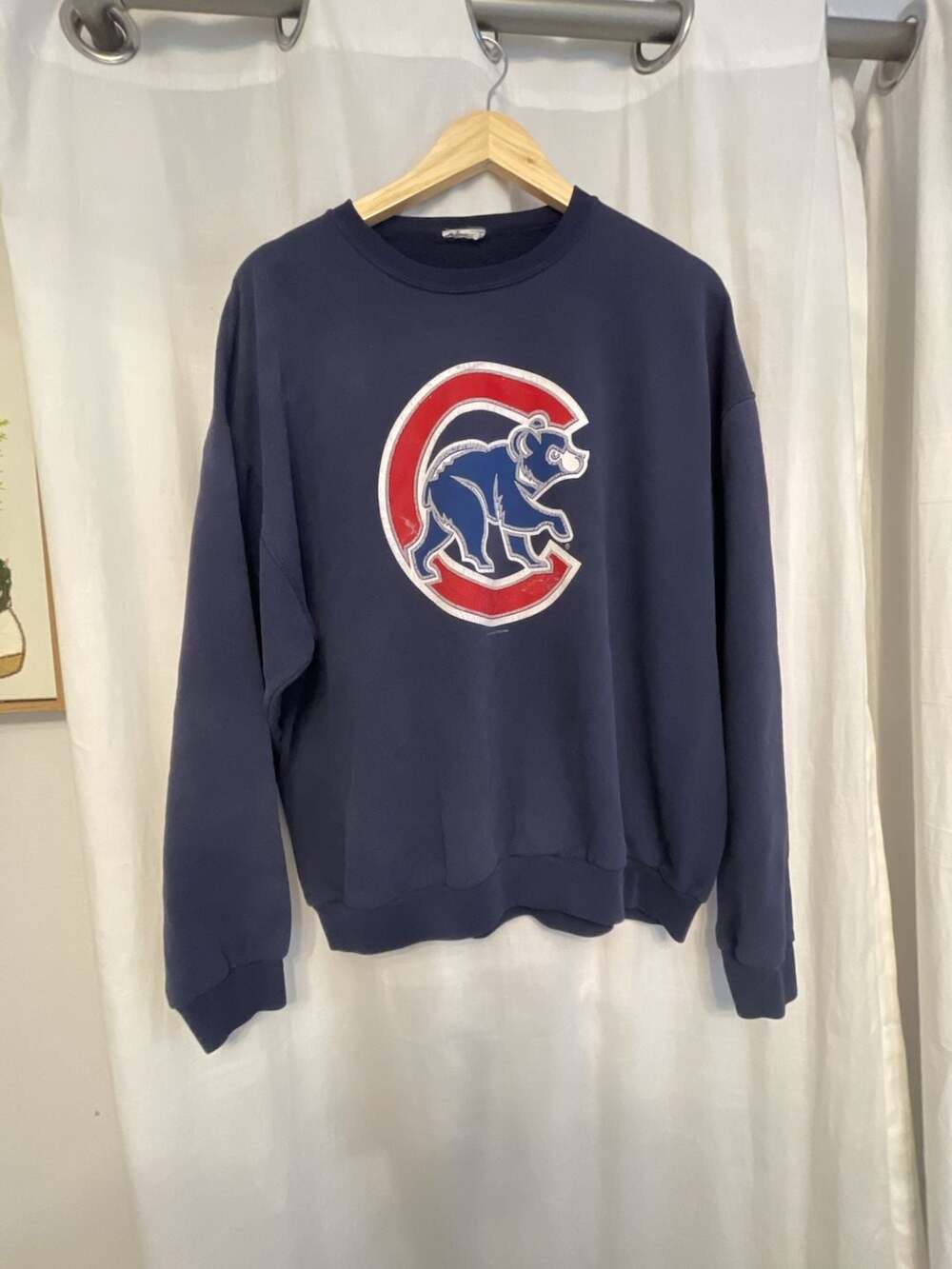 MLB Chicago Cubs Antigua Walking Bear Full Front Victory Crewneck 
M XL
Baseball